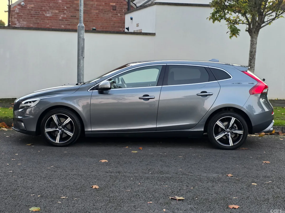 Volvo V40 Hatchback, Diesel, 2018, Grey
