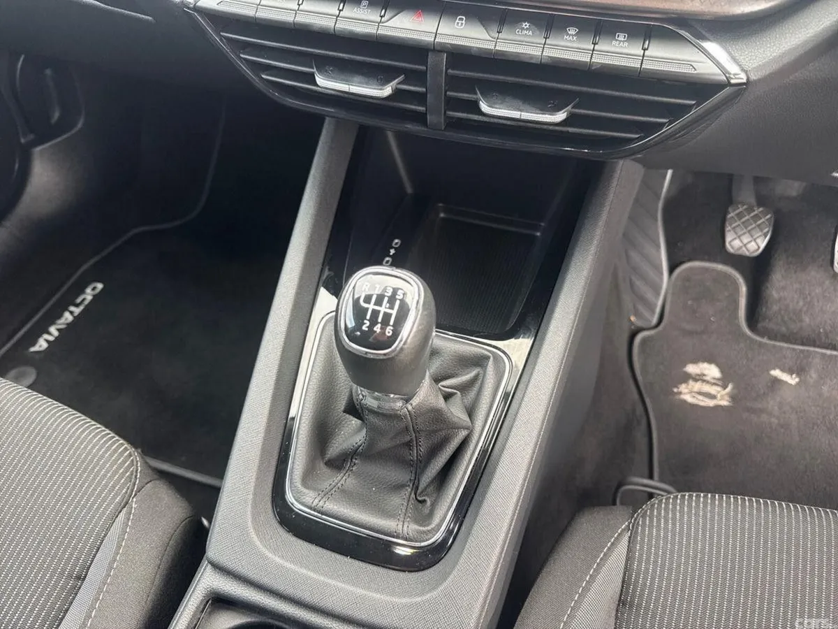 Skoda Octavia Saloon, Petrol, 2023, Blue