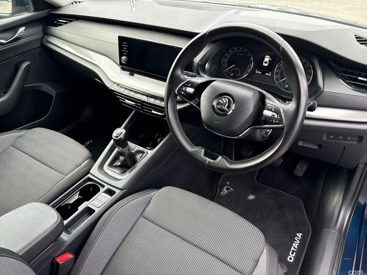 Skoda Octavia Saloon, Diesel, 2021, Blue