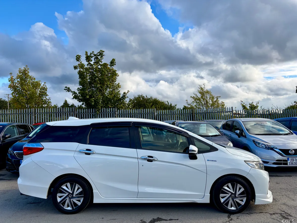 Honda Shuttle MPV, Petrol Hybrid, 2015, White