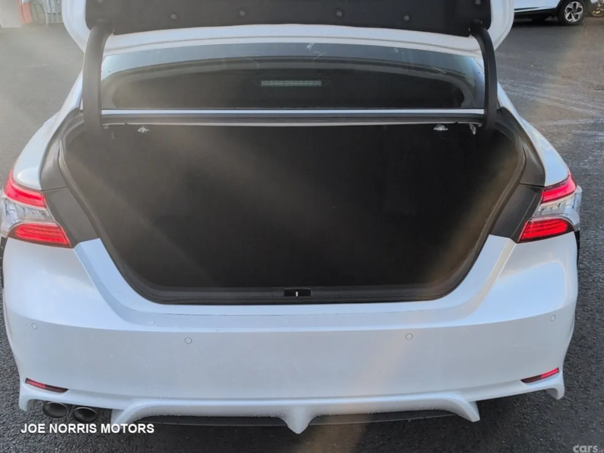 Toyota Camry Saloon, Petrol Hybrid, 2019, White