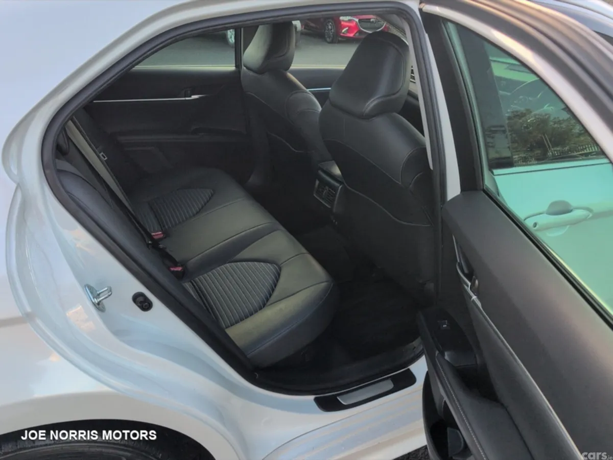 Toyota Camry Saloon, Petrol Hybrid, 2019, White
