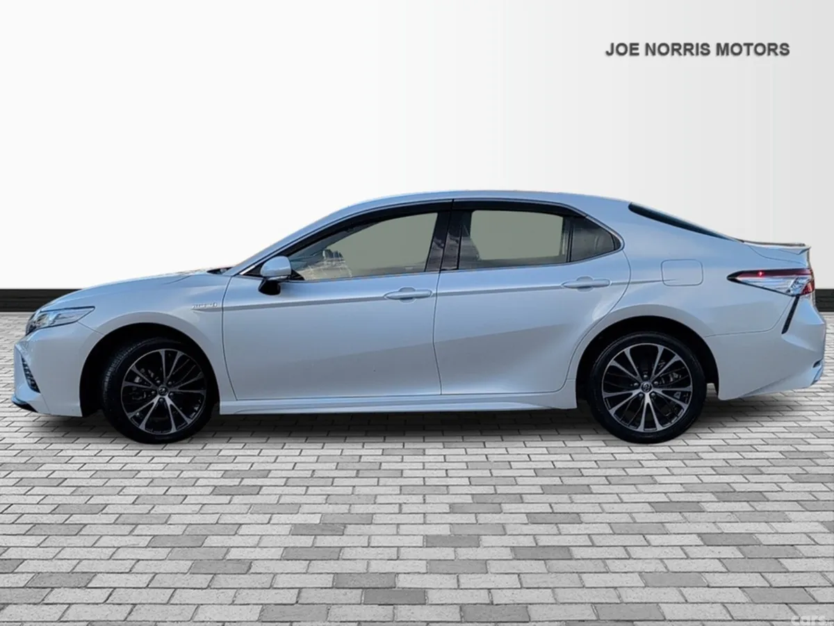 Toyota Camry Saloon, Petrol Hybrid, 2019, White