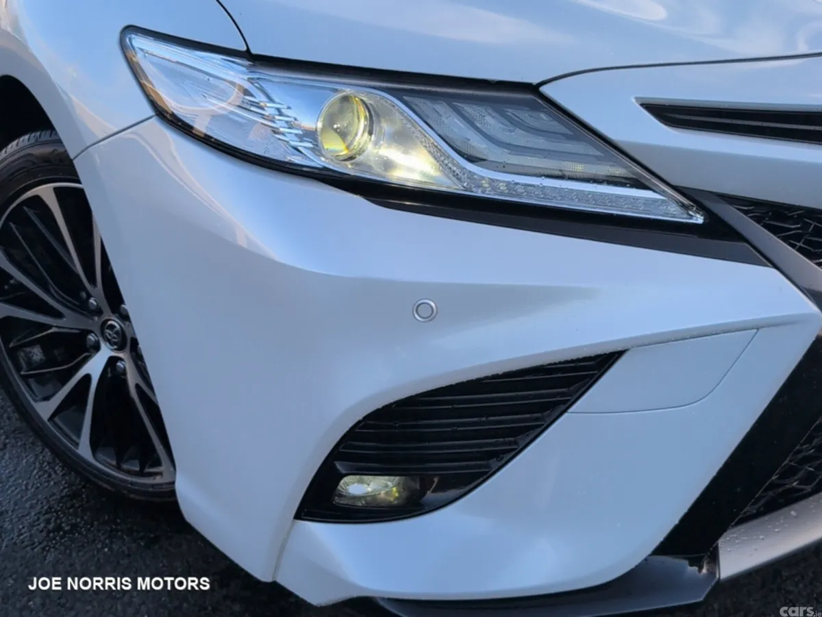 Toyota Camry Saloon, Petrol Hybrid, 2019, White
