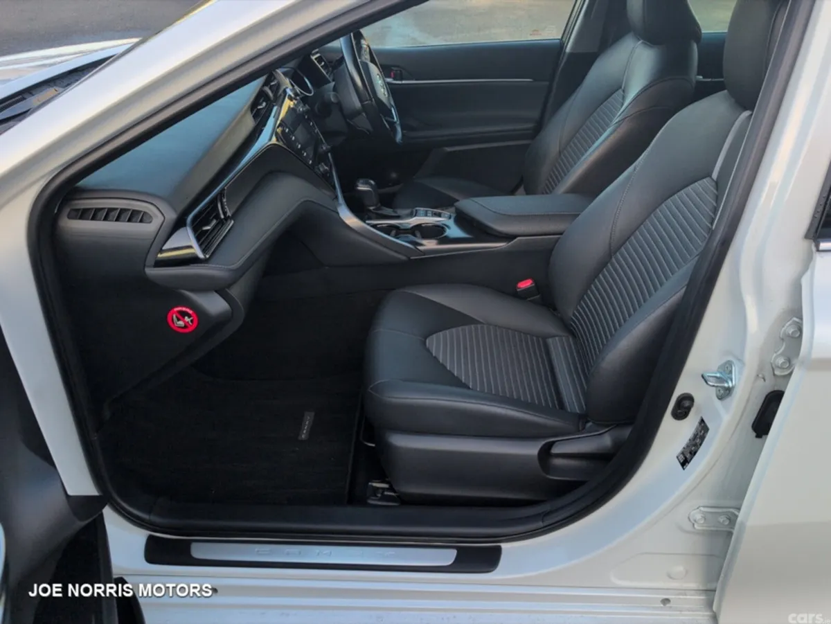 Toyota Camry Saloon, Petrol Hybrid, 2019, White
