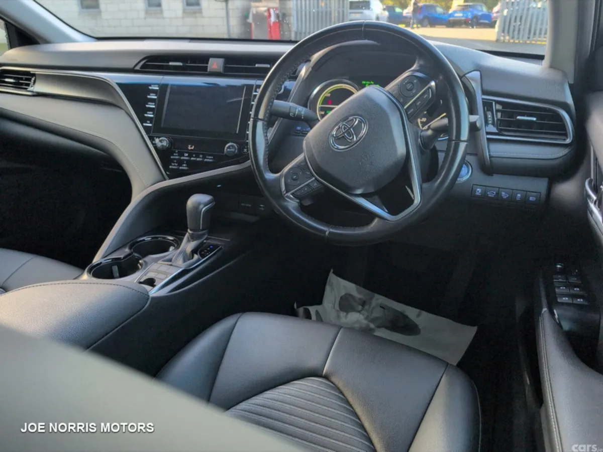 Toyota Camry Saloon, Petrol Hybrid, 2019, White