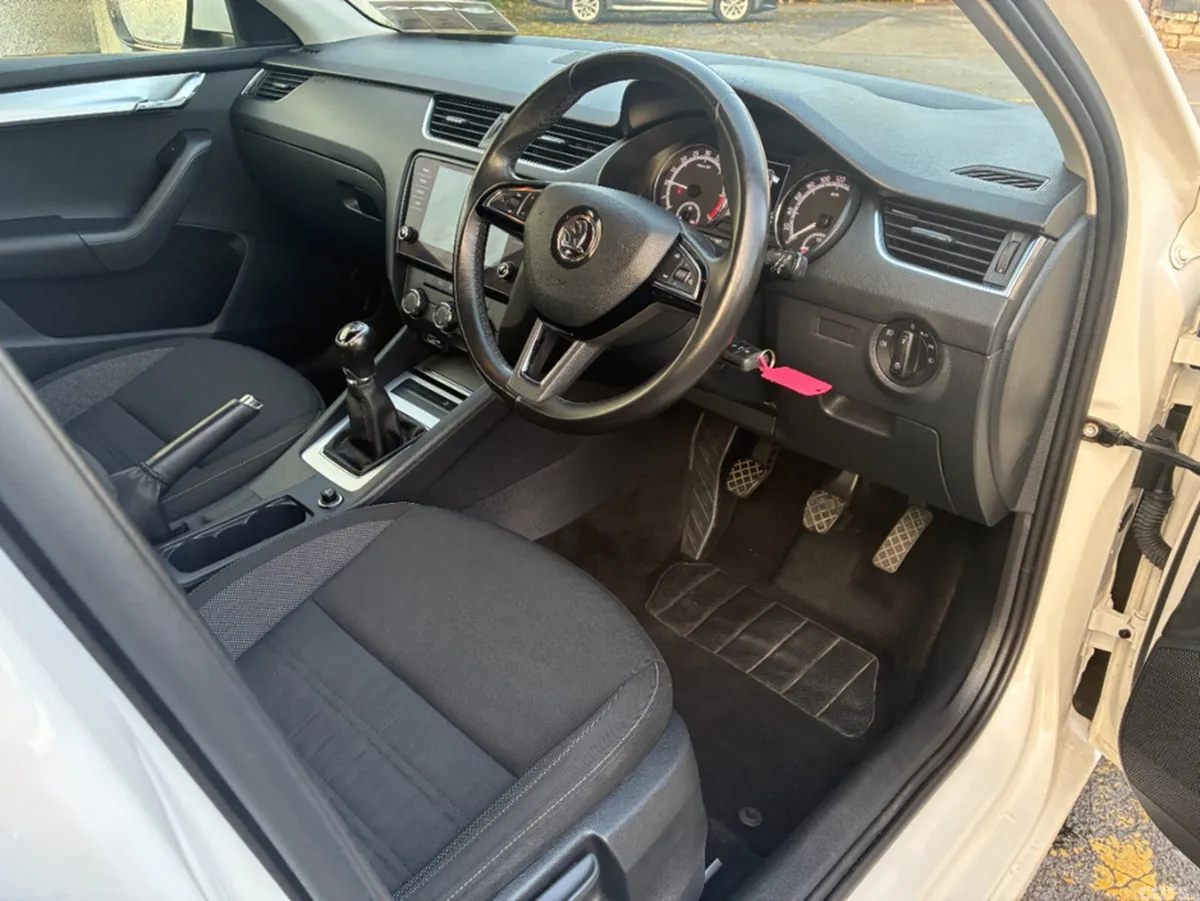 Skoda Octavia Hatchback, Diesel, 2020, White