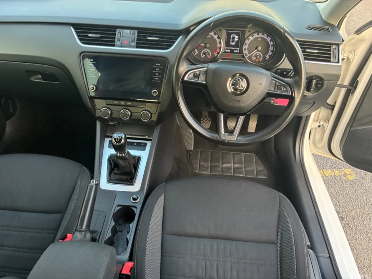 Skoda Octavia Hatchback, Diesel, 2020, White