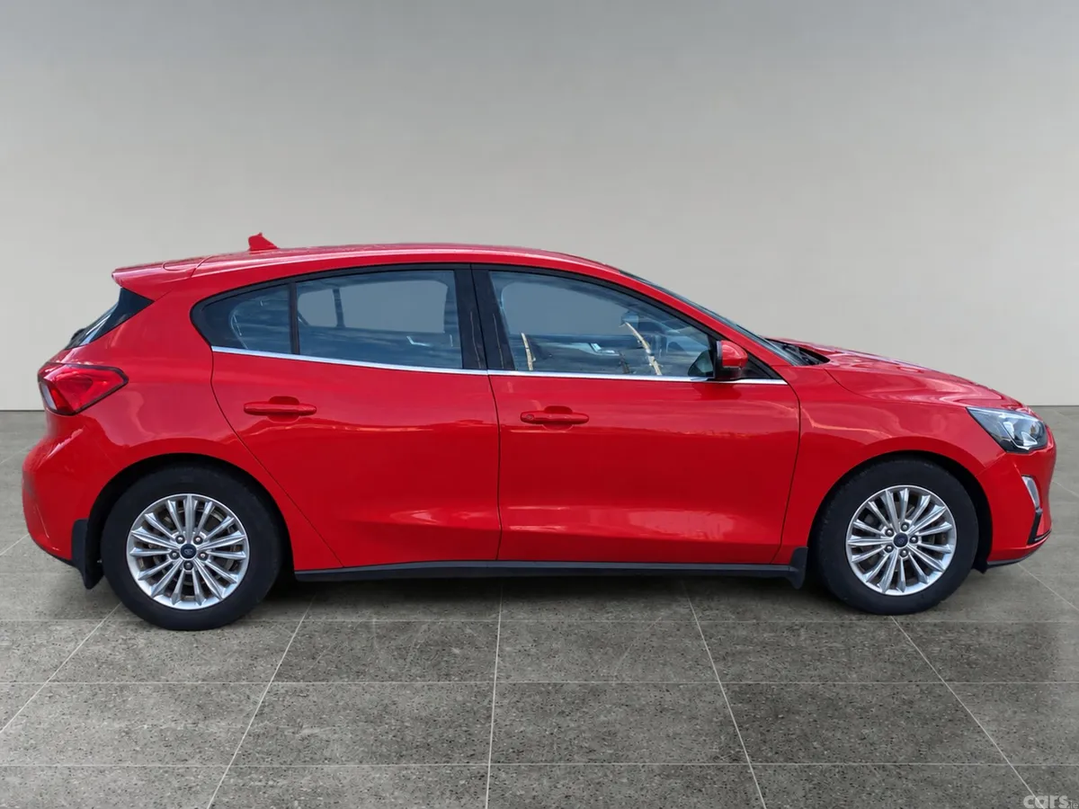 Ford Focus Hatchback, Petrol, 2021, Red