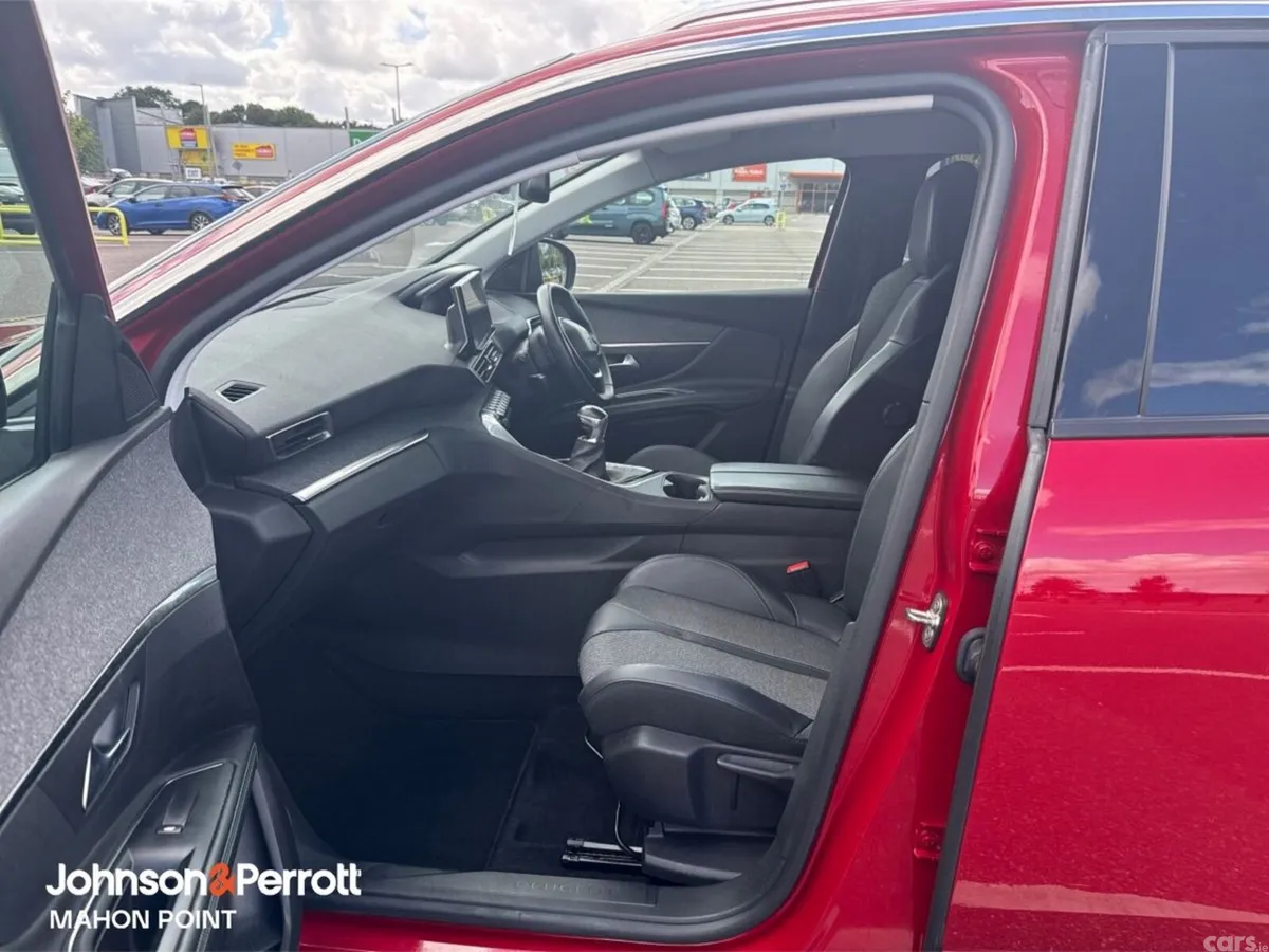 Peugeot 3008 MPV, Petrol, 2023, Red