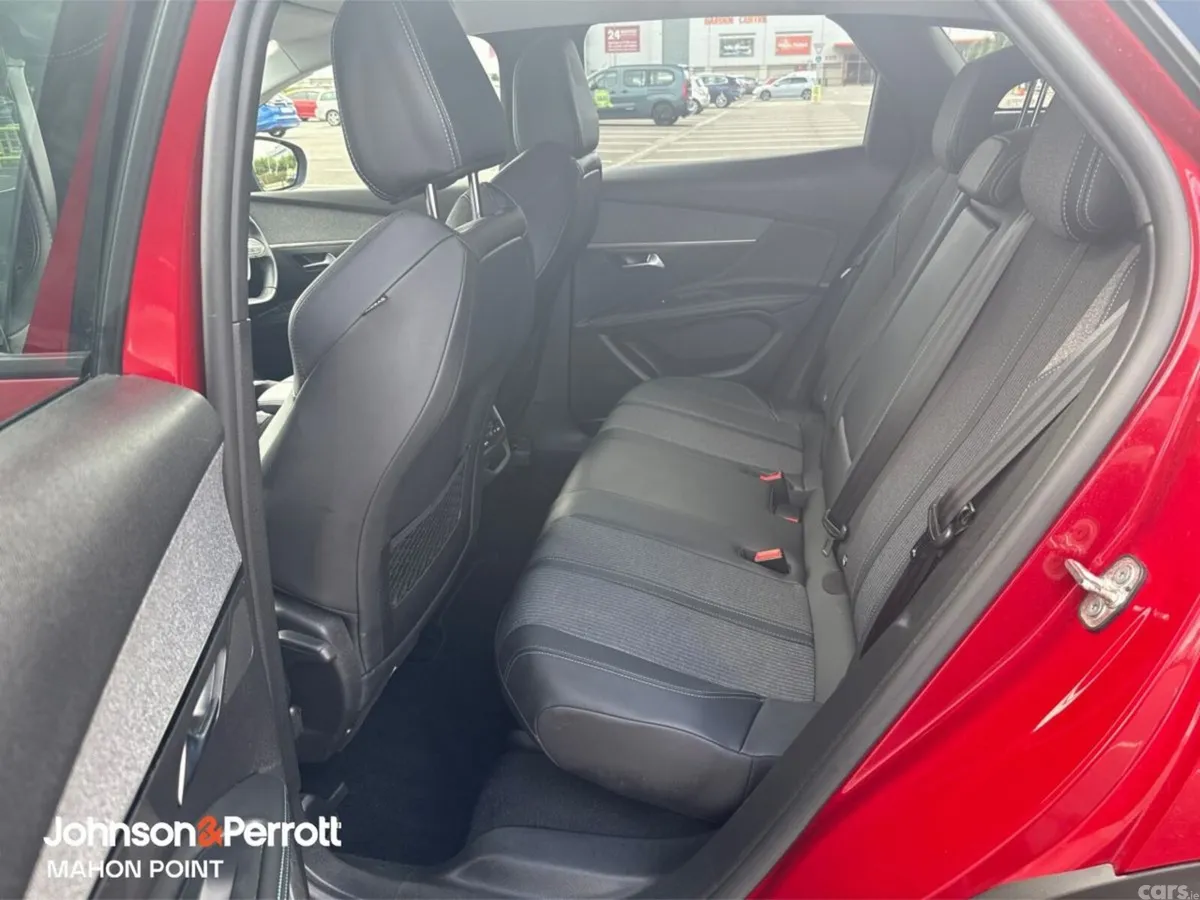 Peugeot 3008 MPV, Petrol, 2023, Red