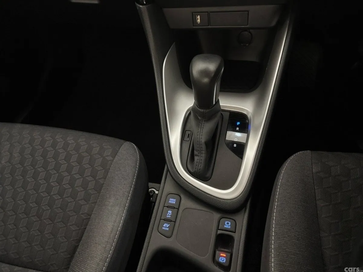 Toyota Yaris Hatchback, Petrol Hybrid, 2023, Silver