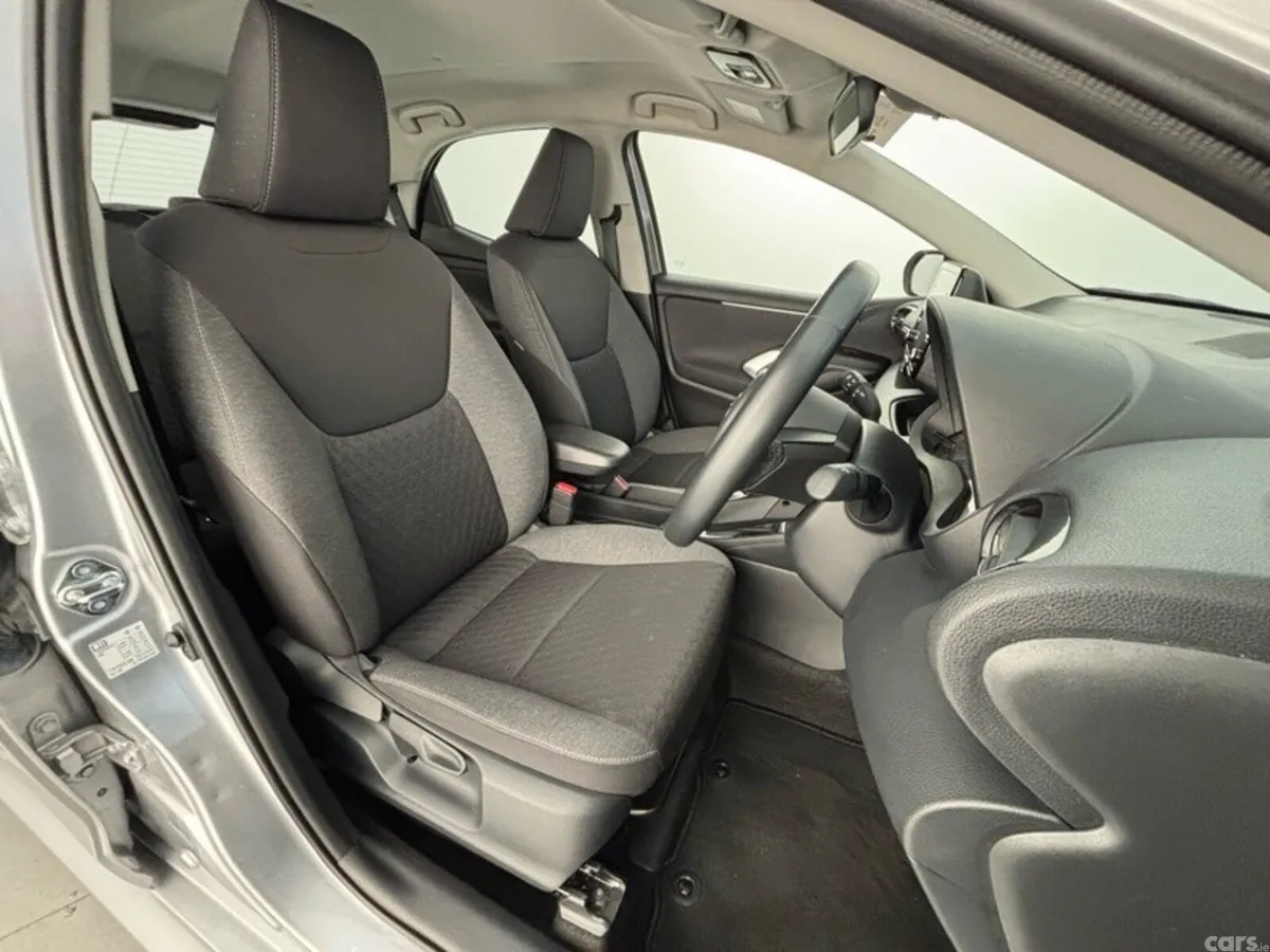 Toyota Yaris Hatchback, Petrol Hybrid, 2023, Silver
