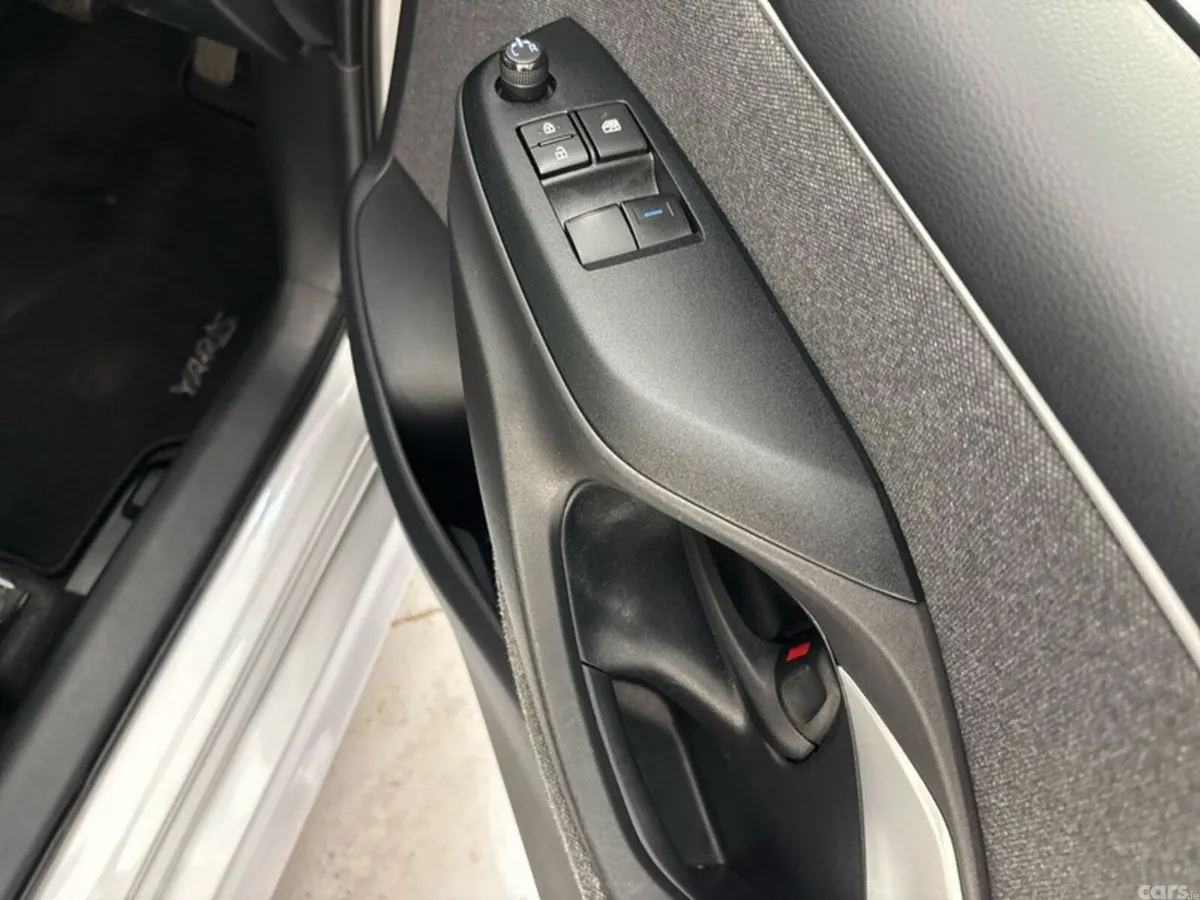 Toyota Yaris Hatchback, Petrol Hybrid, 2021, Silver