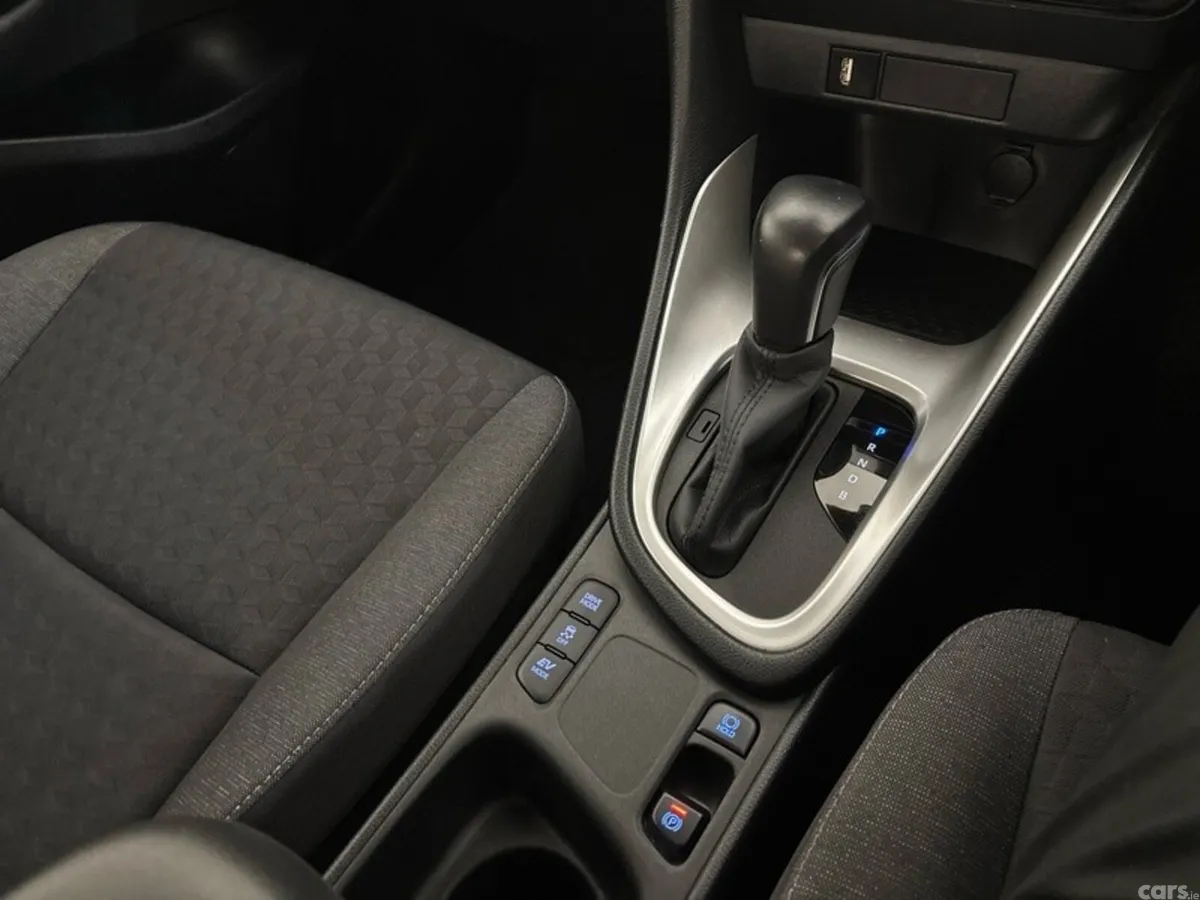 Toyota Yaris Hatchback, Petrol Hybrid, 2021, Silver