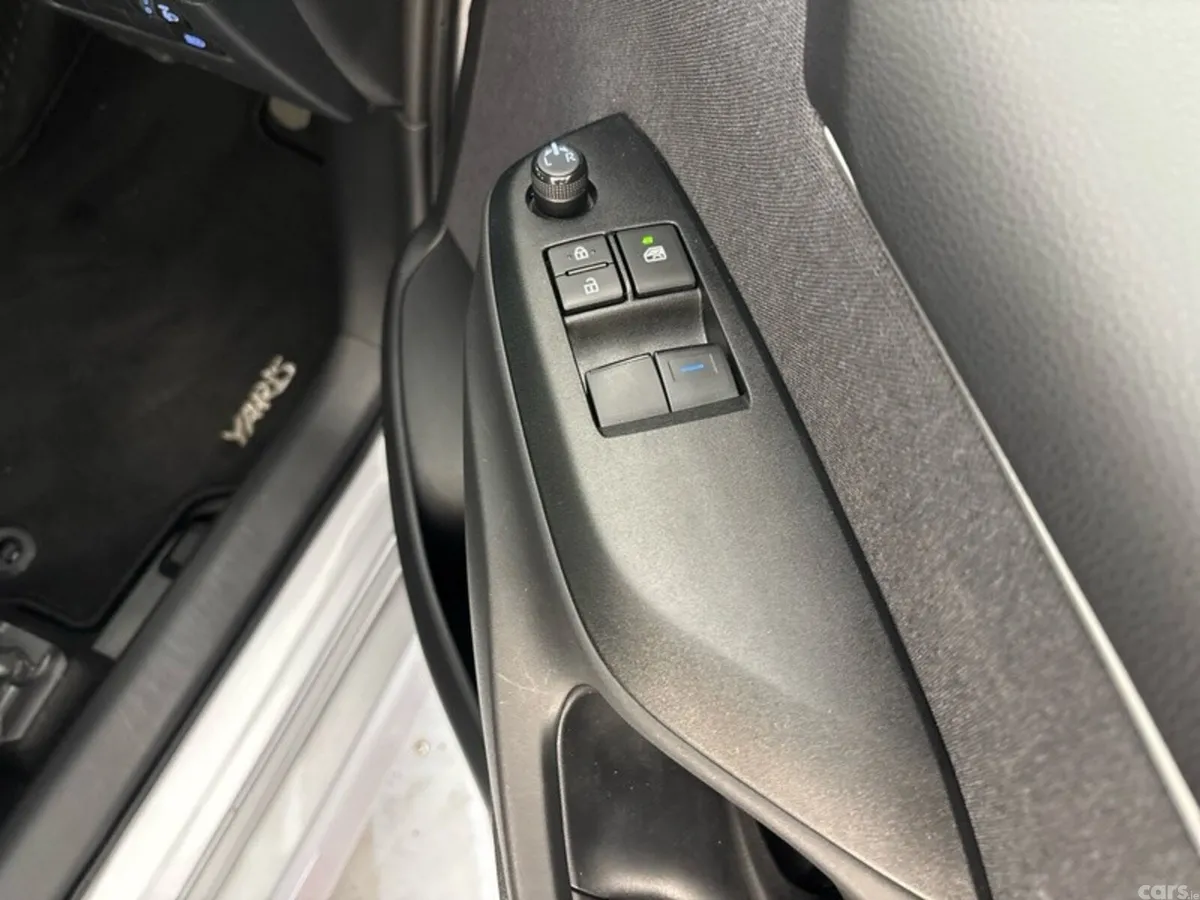 Toyota Yaris Hatchback, Petrol Hybrid, 2023, Silver