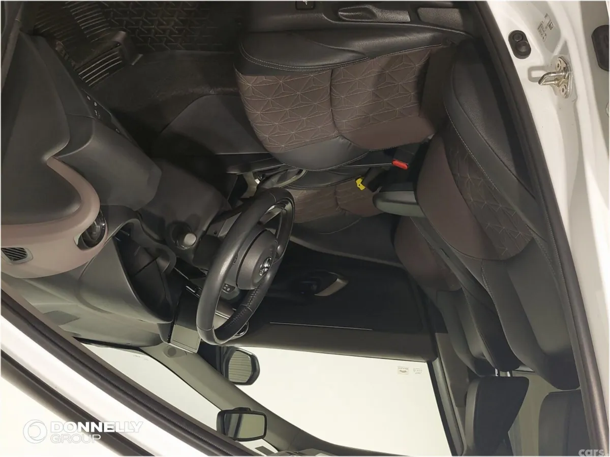Toyota Yaris Cross Estate, Petrol Hybrid, 2023, White