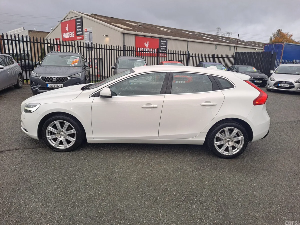 Volvo V40 Hatchback, Petrol, 2018, White