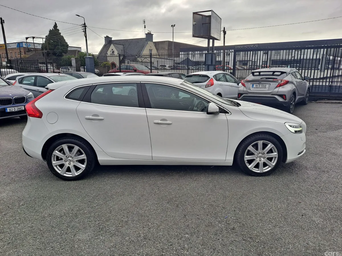 Volvo V40 Hatchback, Petrol, 2018, White