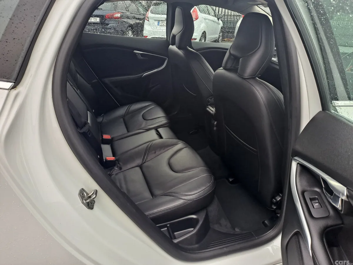 Volvo V40 Hatchback, Petrol, 2018, White