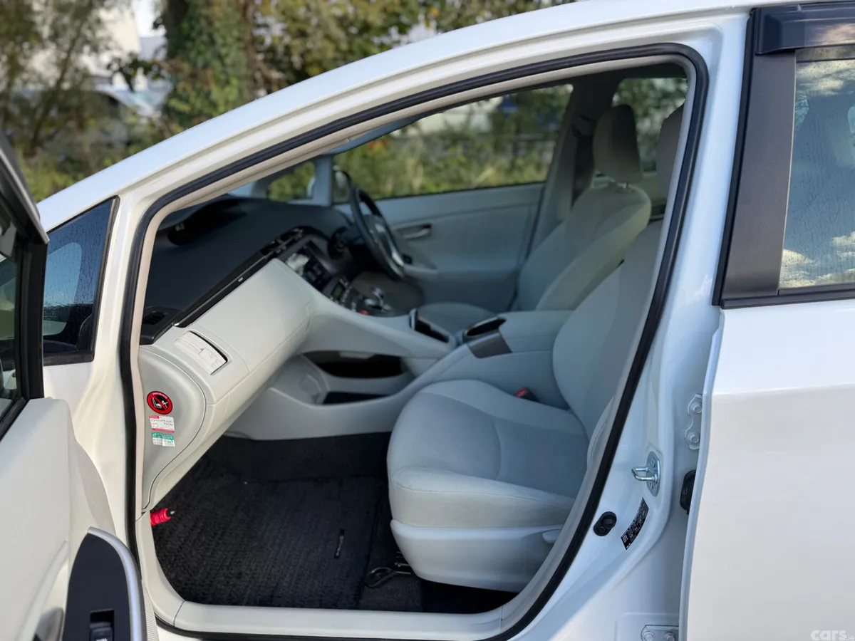 Toyota Prius Hatchback, Petrol Hybrid, 2015, White