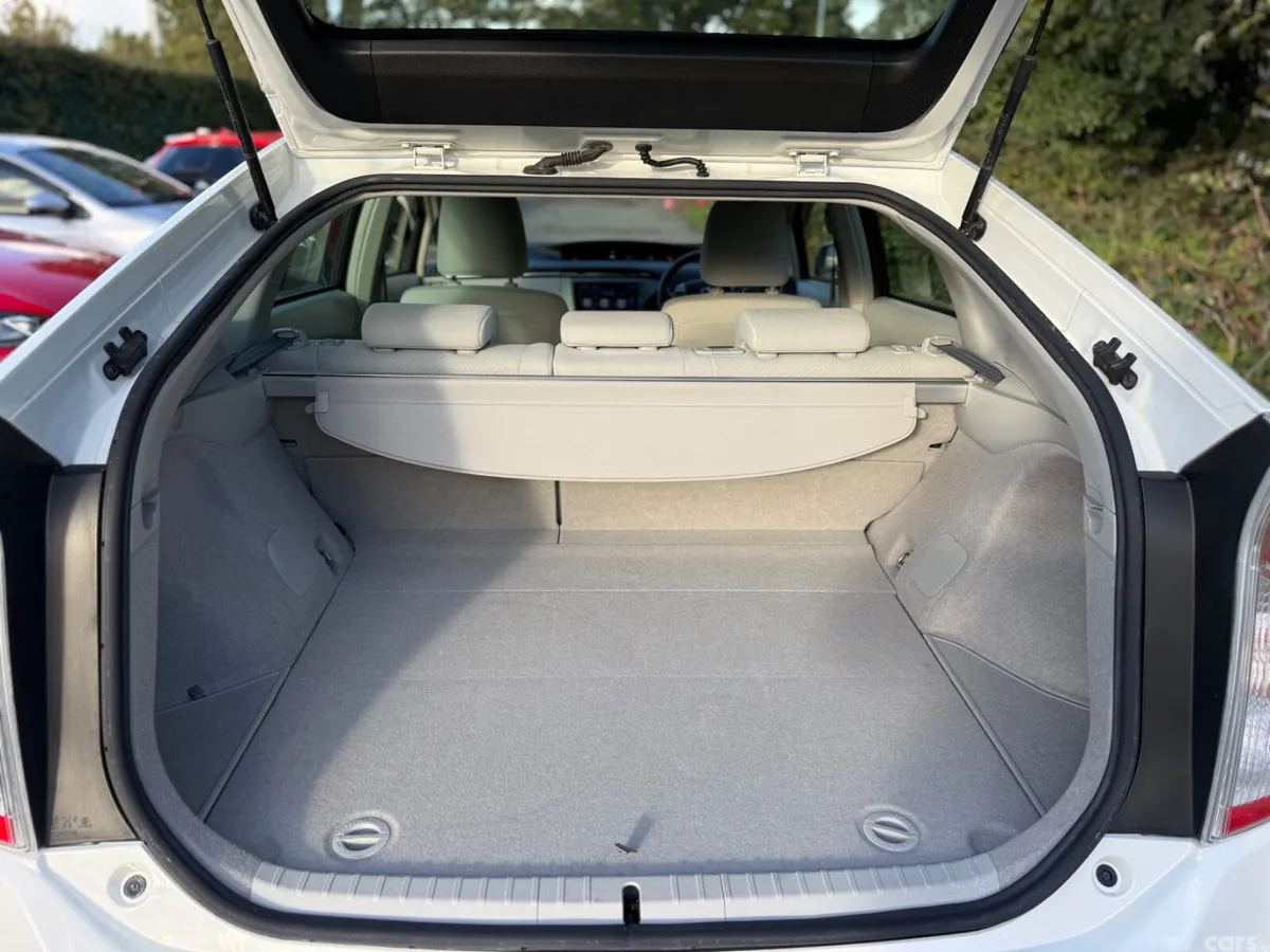 Toyota Prius Hatchback, Petrol Hybrid, 2015, White