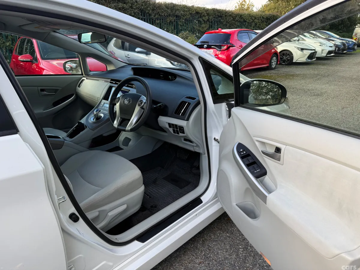 Toyota Prius Hatchback, Petrol Hybrid, 2015, White