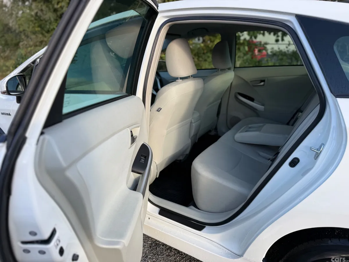 Toyota Prius Hatchback, Petrol Hybrid, 2015, White