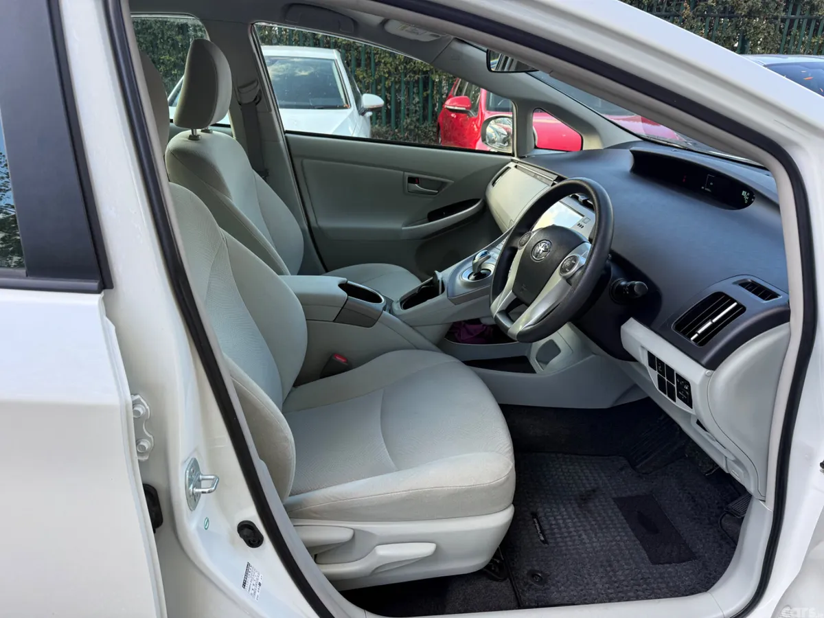 Toyota Prius Hatchback, Petrol Hybrid, 2015, White