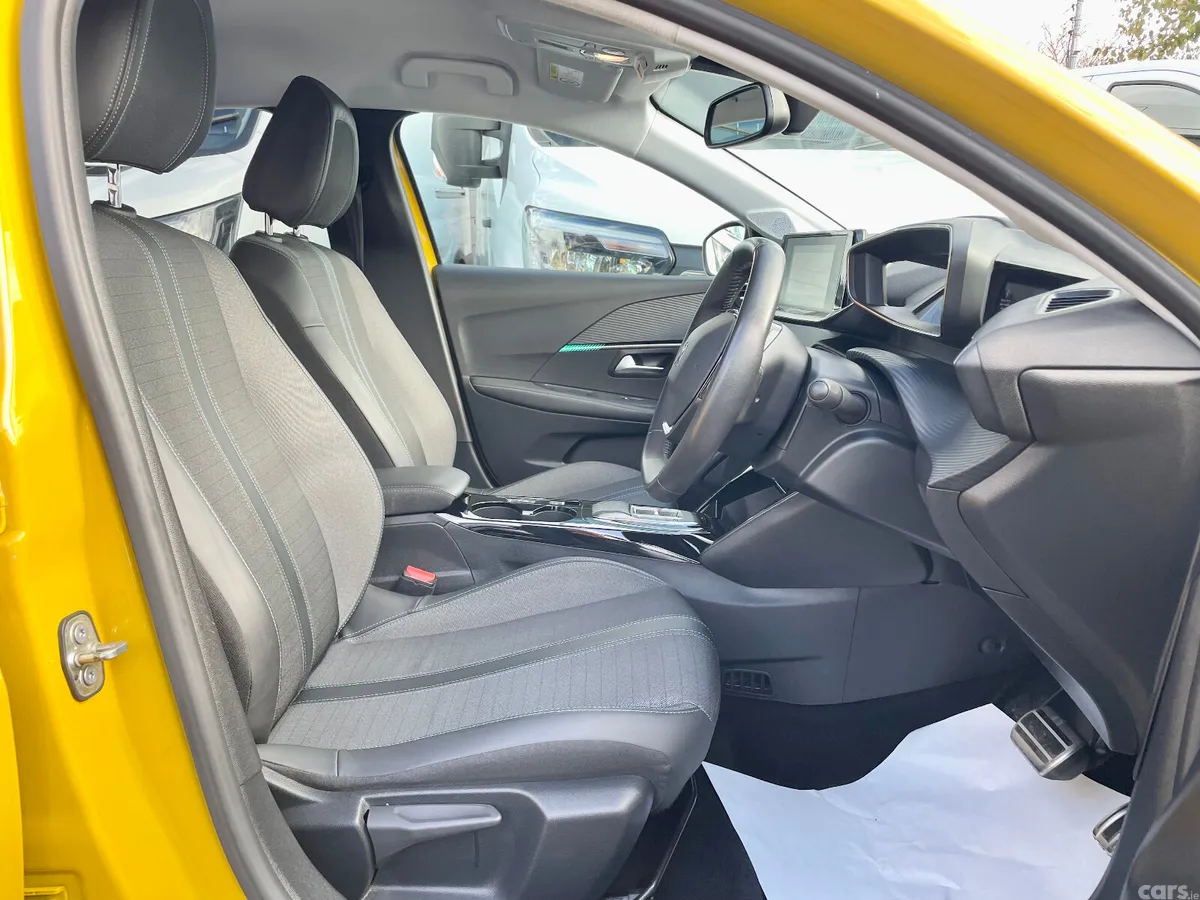 Peugeot 208 Hatchback, Electric, 2023, Yellow