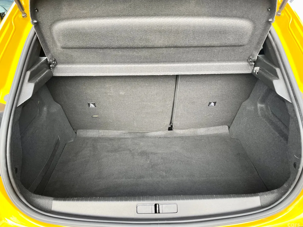Peugeot 208 Hatchback, Electric, 2023, Yellow