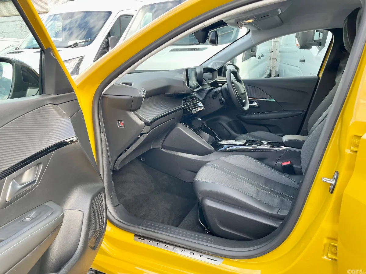 Peugeot 208 Hatchback, Electric, 2023, Yellow