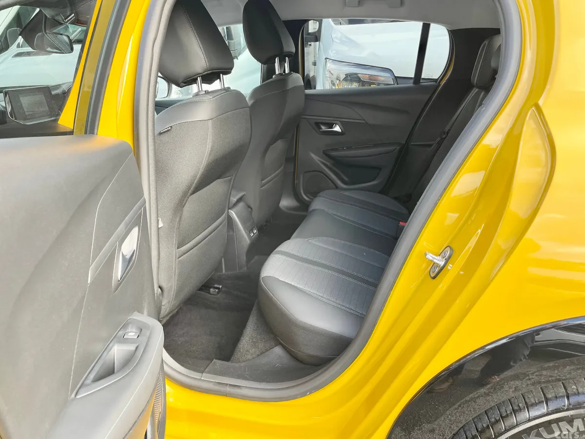 Peugeot 208 Hatchback, Electric, 2023, Yellow