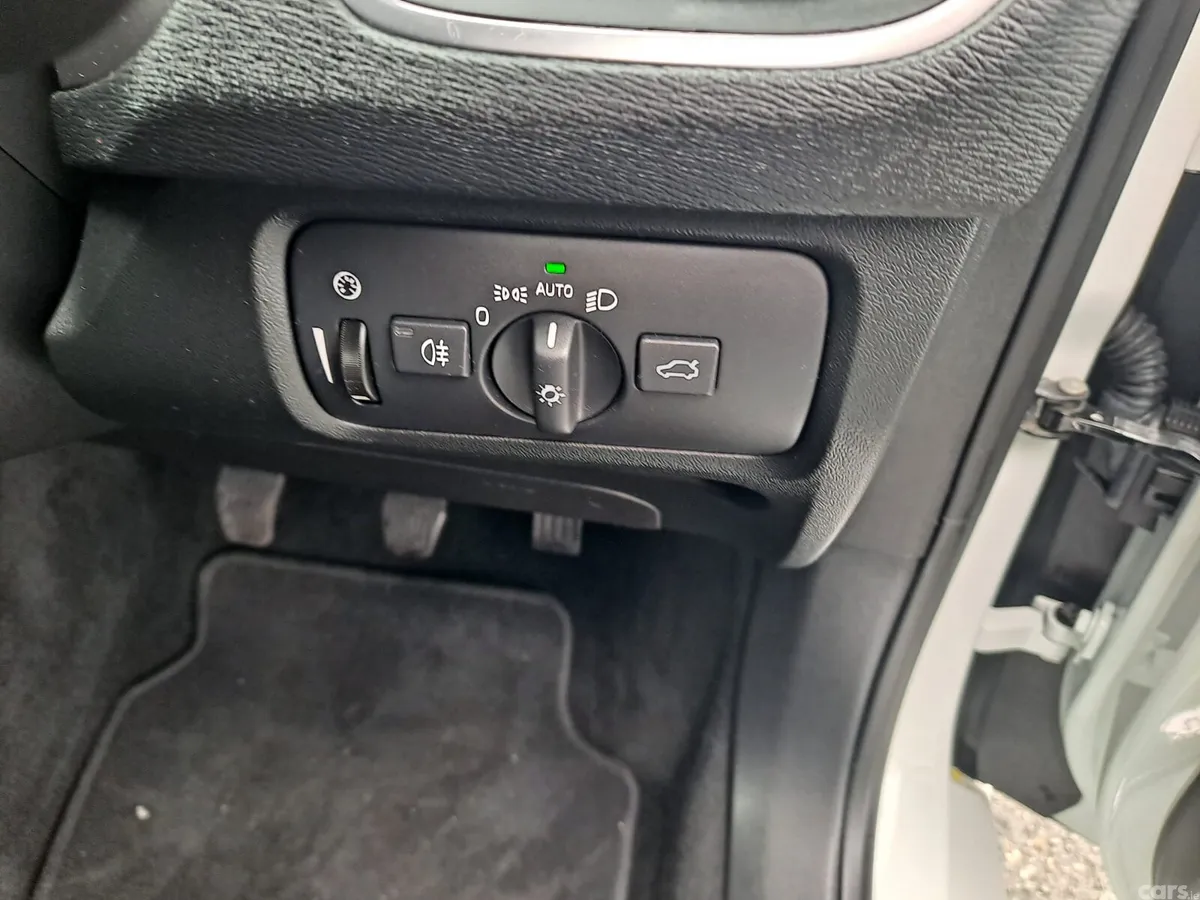 Volvo V40 Hatchback, Petrol, 2018, White