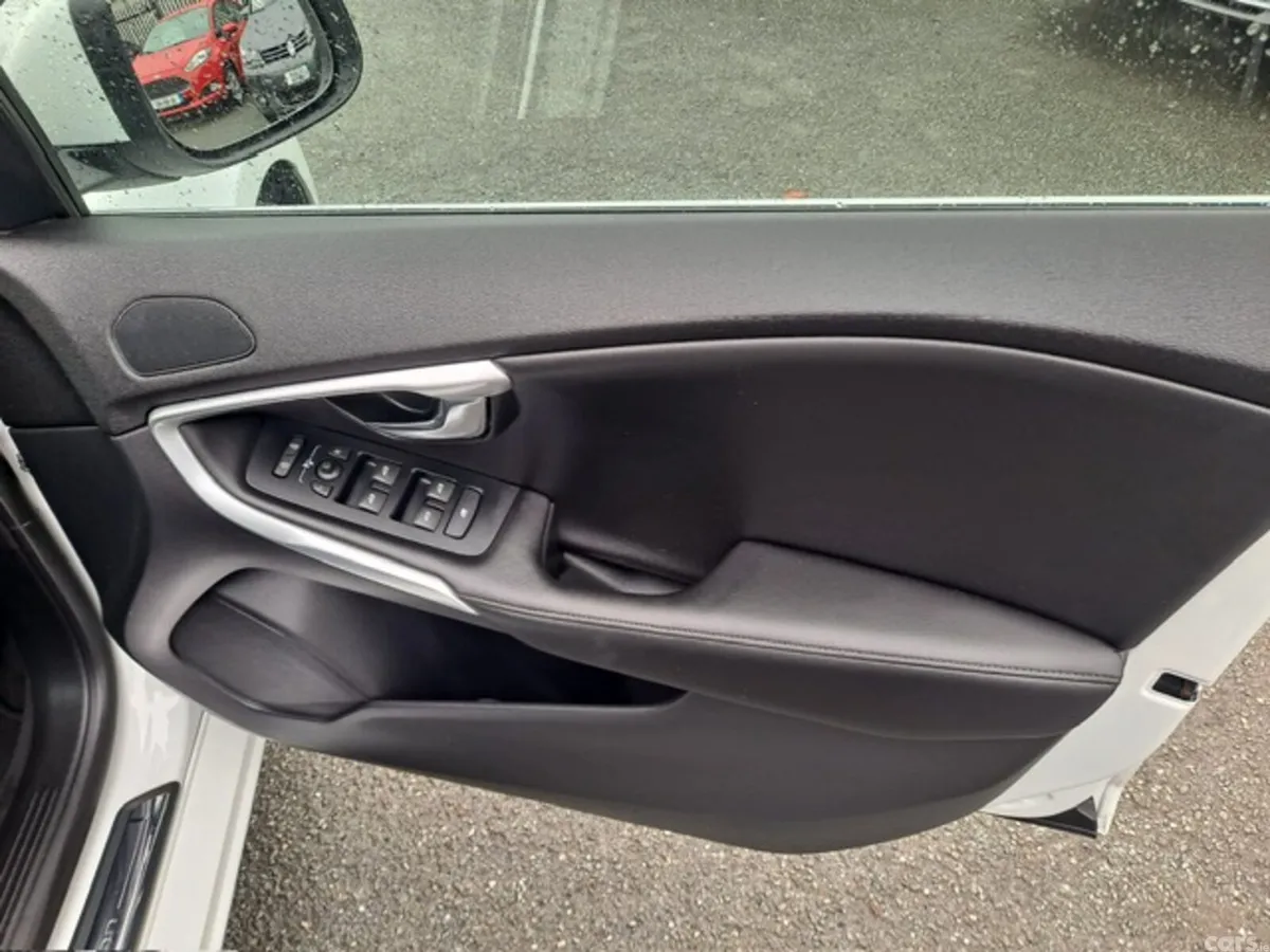 Volvo V40 Hatchback, Petrol, 2018, White