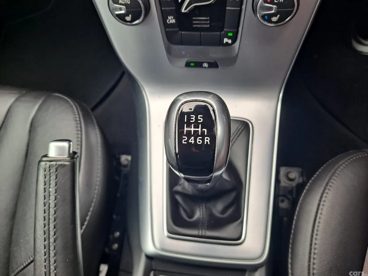 Volvo V40 Hatchback, Petrol, 2018, White