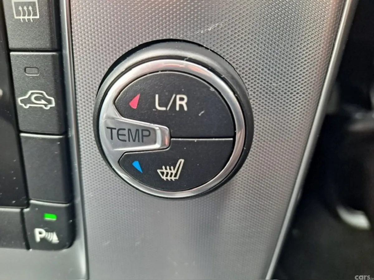 Volvo V40 Hatchback, Petrol, 2018, White