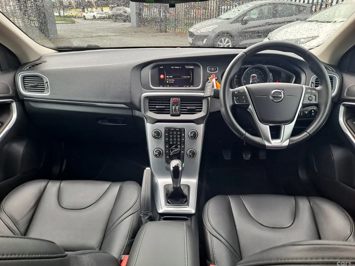 Volvo V40 Hatchback, Petrol, 2018, White