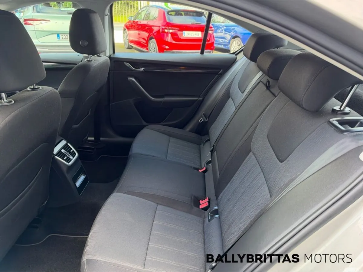 Skoda Octavia Saloon, Diesel, 2017, Beige