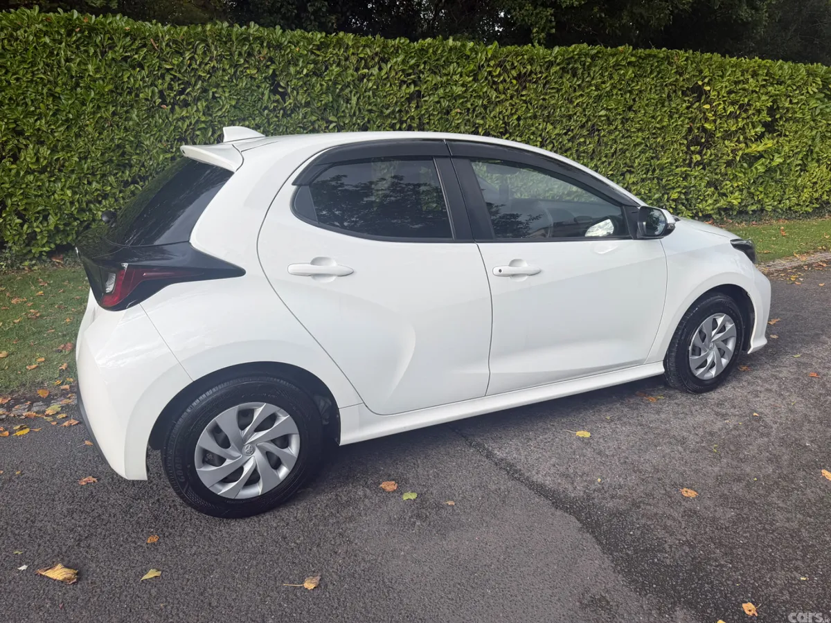 Toyota Yaris Hatchback, Petrol Hybrid, 2021, White