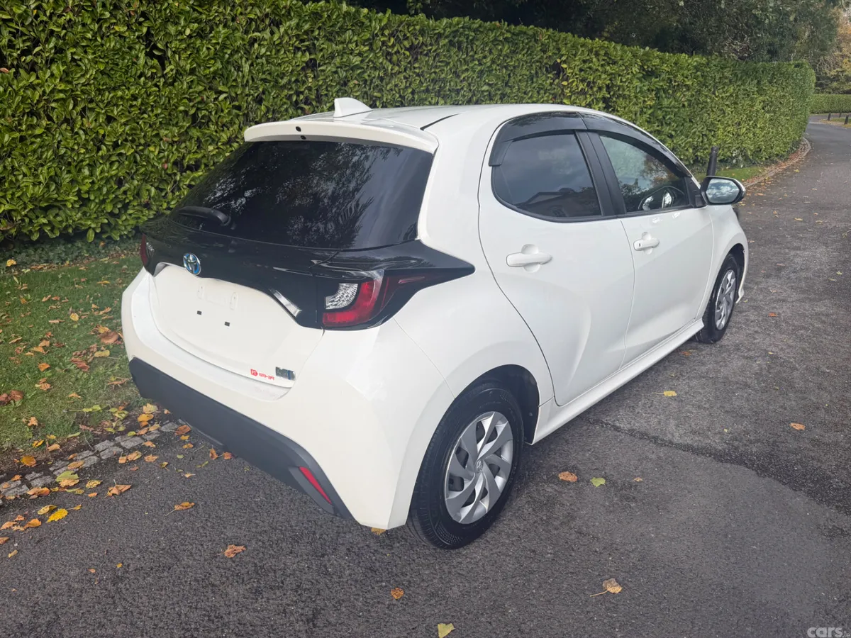 Toyota Yaris Hatchback, Petrol Hybrid, 2021, White