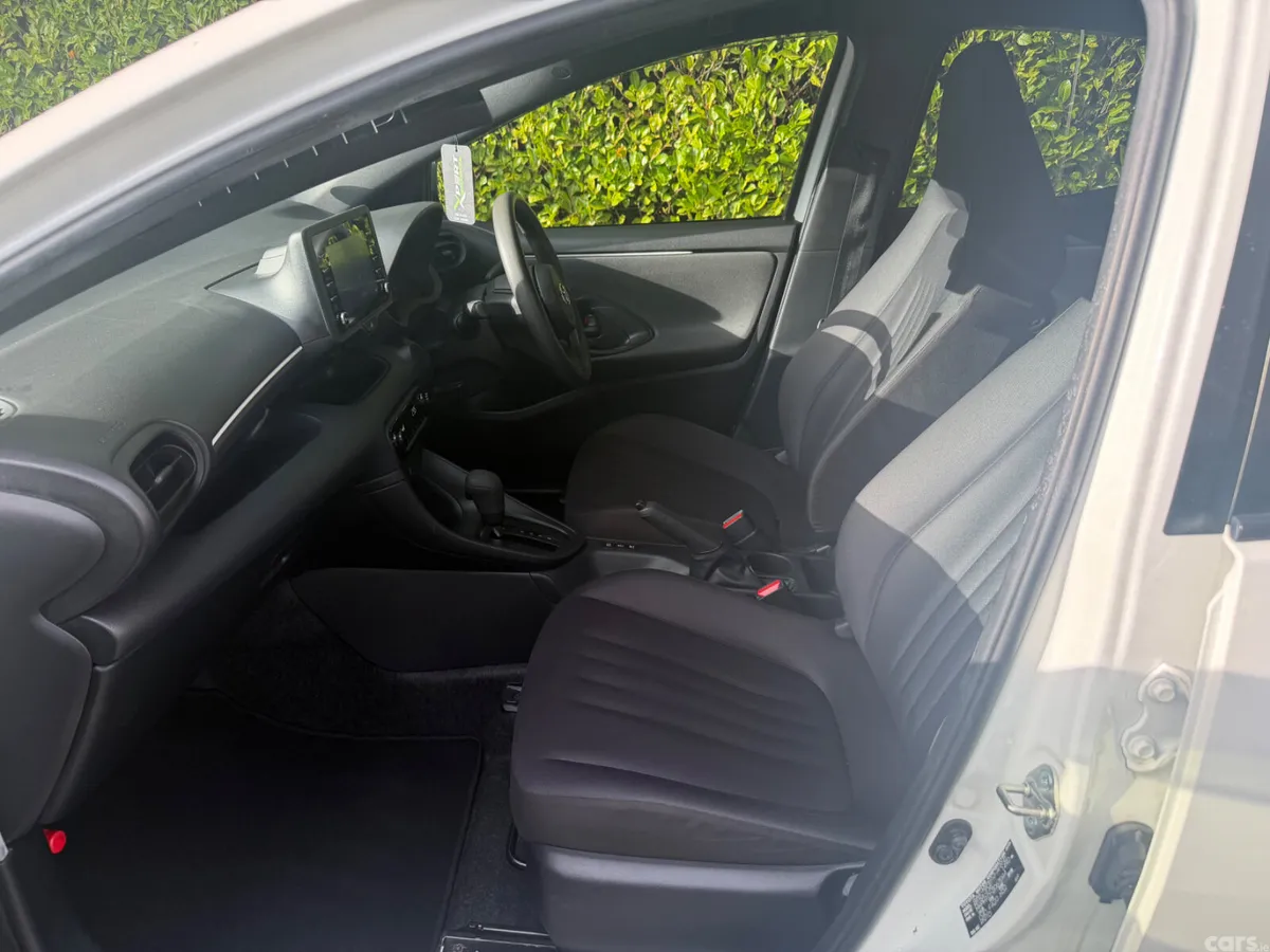 Toyota Yaris Hatchback, Petrol Hybrid, 2021, White
