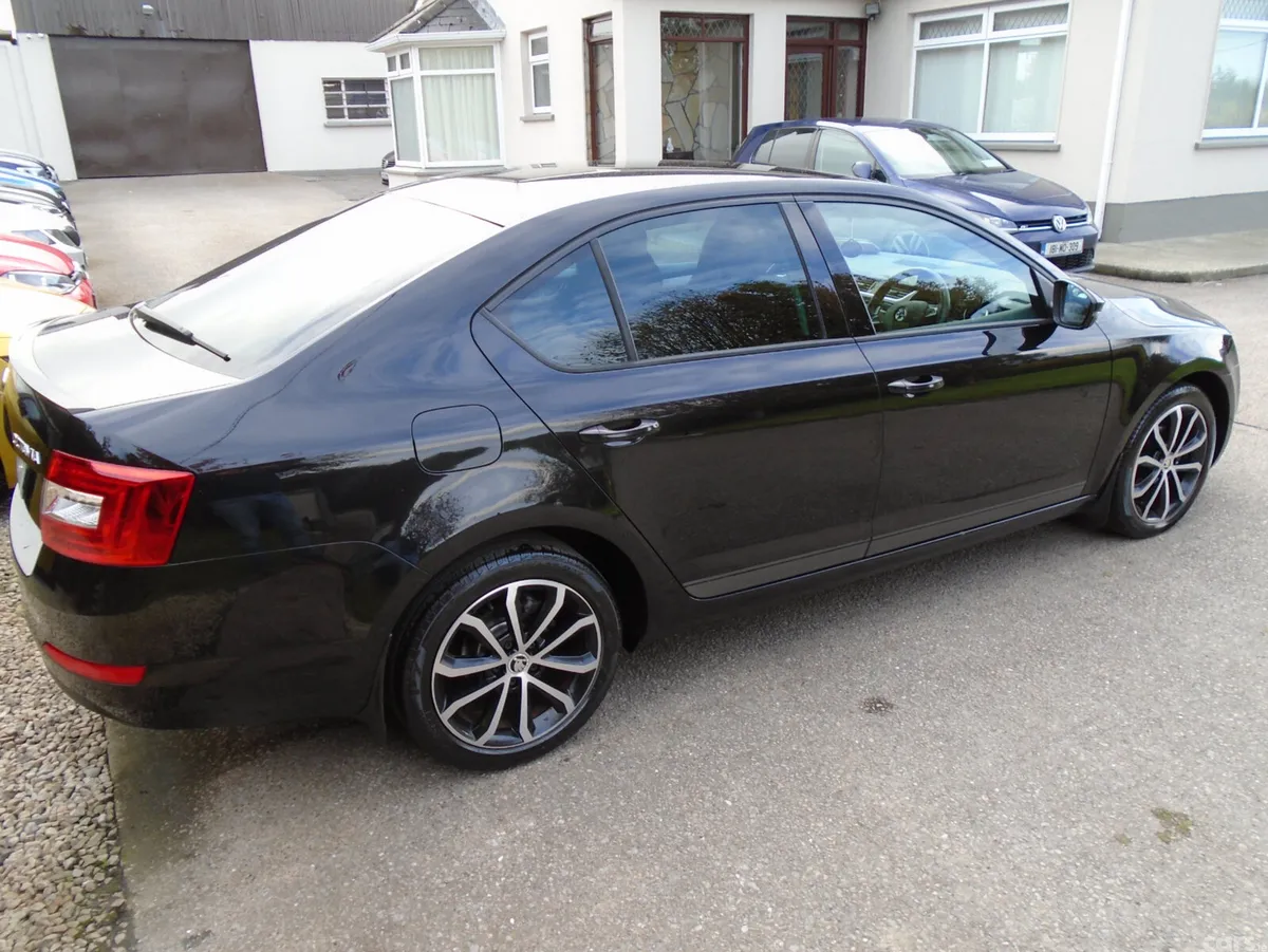 Skoda Octavia Saloon, Diesel, 2017, Black
