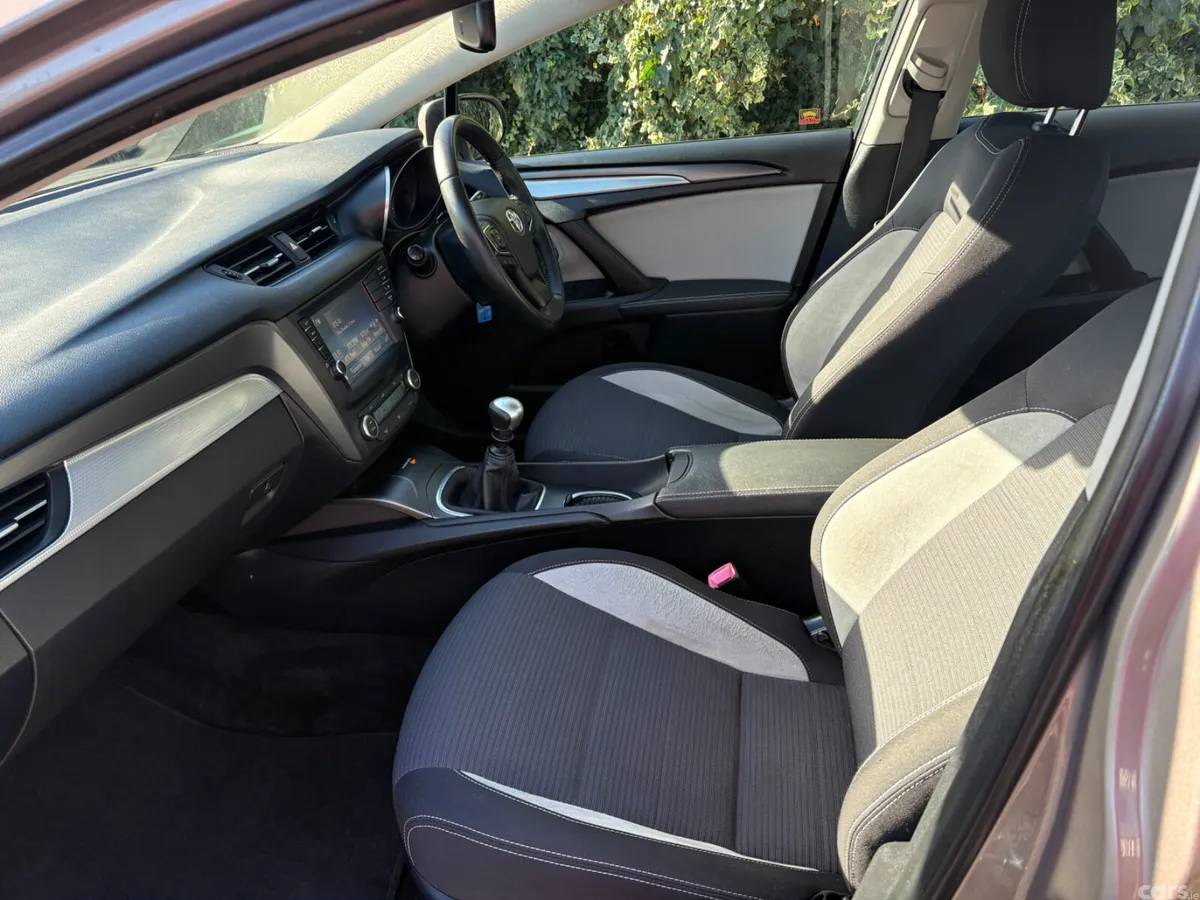 Toyota Avensis Saloon, Diesel, 2015, Brown