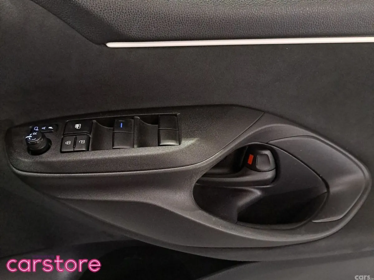 Toyota Yaris Hatchback, Petrol Hybrid, 2023, White