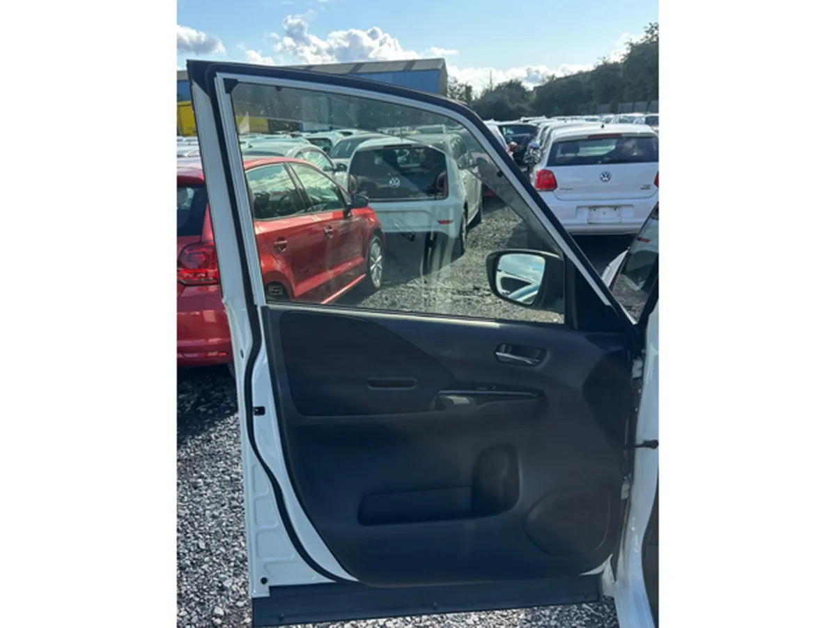 Nissan Serena MPV, Petrol Hybrid, 2016, White