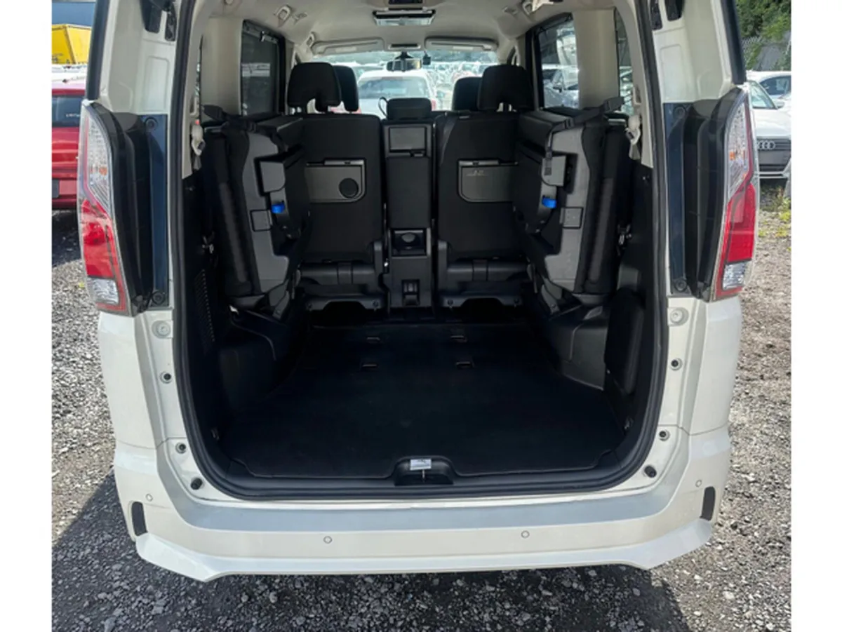 Nissan Serena MPV, Petrol Hybrid, 2016, White