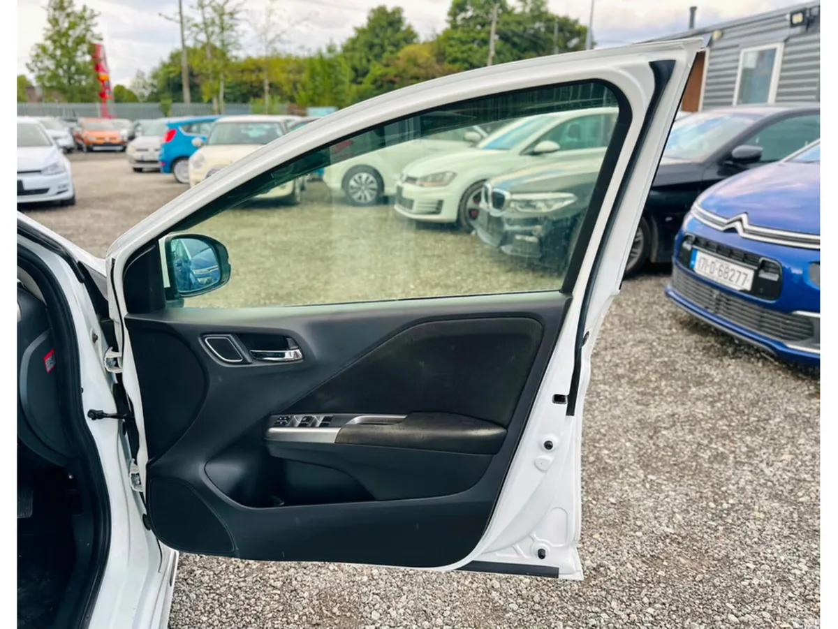 Honda Grace Hatchback, Petrol Hybrid, 2016, White