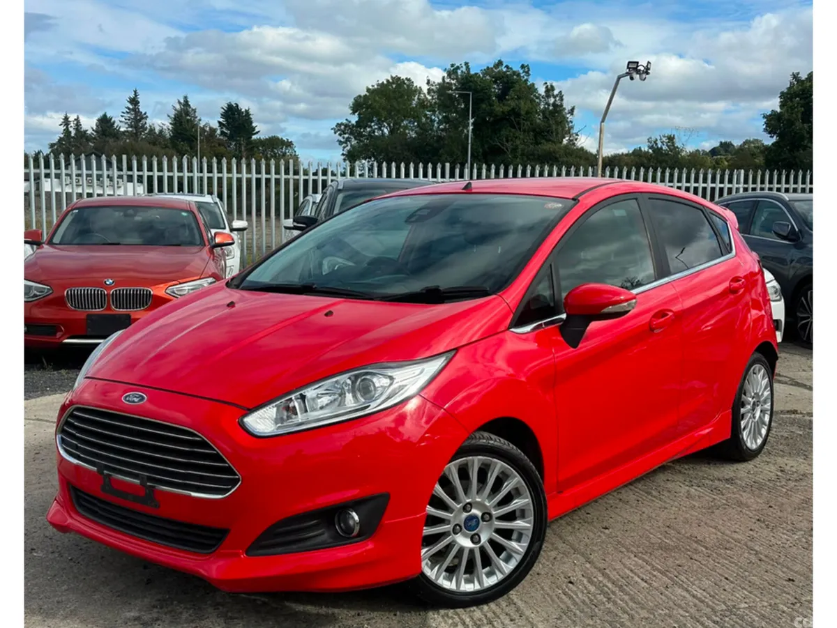 Ford Fiesta Hatchback, Petrol, 2015, Red