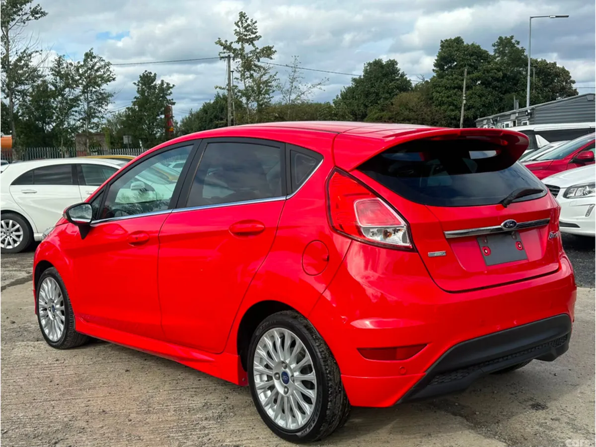 Ford Fiesta Hatchback, Petrol, 2015, Red
